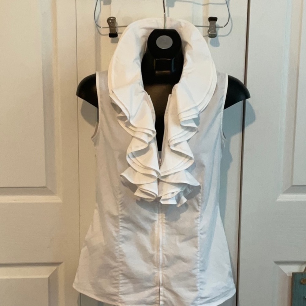 🔥$5 SALE! Adrienne Vittadini stunning white zip sleeveless ruffle blouse sz 4